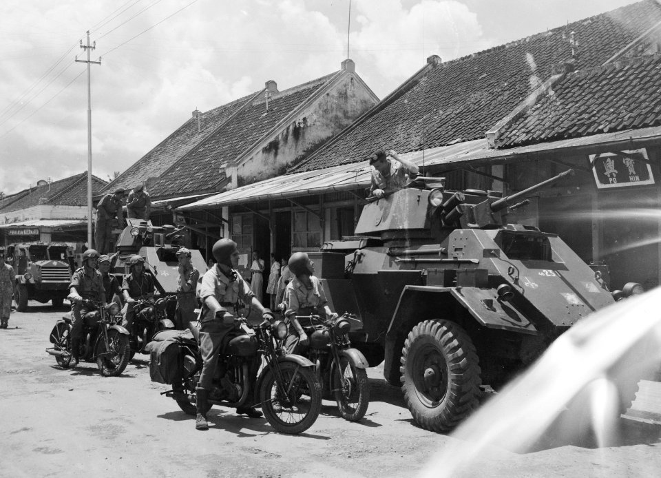 Een tankcommandant van een Humber pantserwagen praat met enkele motorordonnanse, Bestanddeelnr 15910