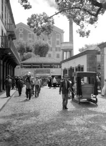 Een straat in Funchal op Madeira. Op de achtergrond een suikerfabriek, Bestanddeelnr 190-0142