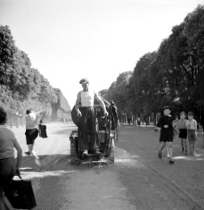 Een sproeiwagen in de Jardin du Luxembourg, Bestanddeelnr 254-2149