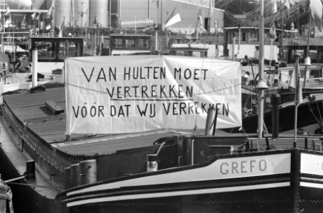 Een spandoek op een schip bij IJmuiden, Bestanddeelnr 928-1212