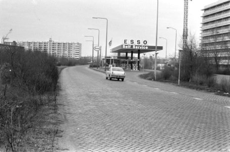 Een stille weg met een benzinestation, Bestanddeelnr 926-9350