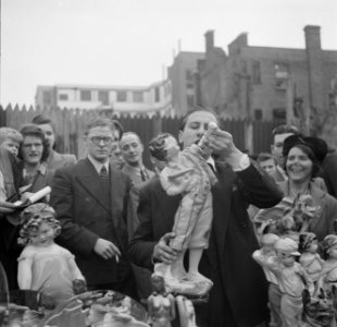 Een standwerker prijst zijn koopwaar aan, Bestanddeelnr 191-0933