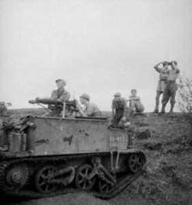 Een universal-carrier met zwaar Vicker M18 machinegeweer staat tegen een dijk, Bestanddeelnr 12636
