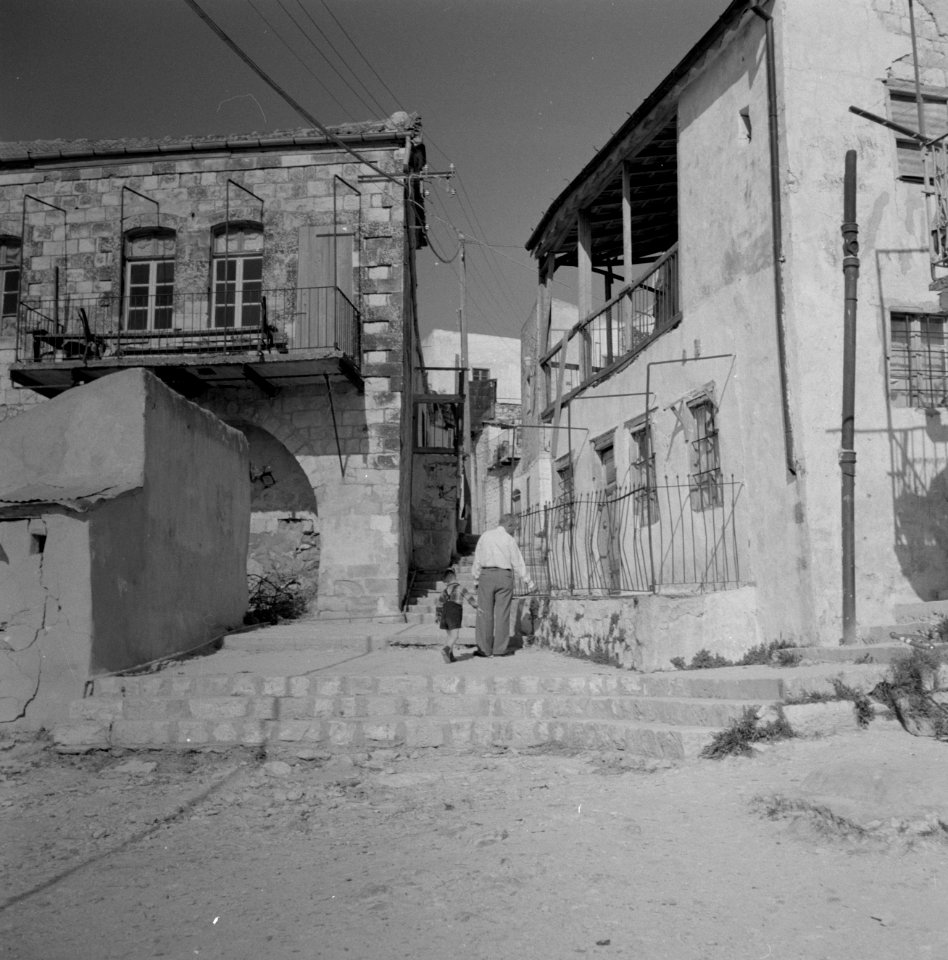Een straatje in Safad (Safed) Huizen met smeedijzeren details en een straat met, Bestanddeelnr 255-4007 photo
