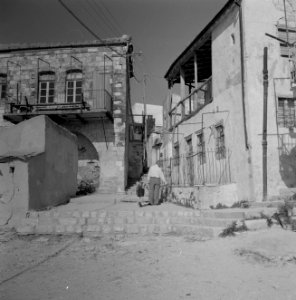Een straatje in Safad (Safed) Huizen met smeedijzeren details en een straat met, Bestanddeelnr 255-4007