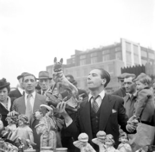 Een standwerker prijst zijn koopwaar aan, Bestanddeelnr 191-0937