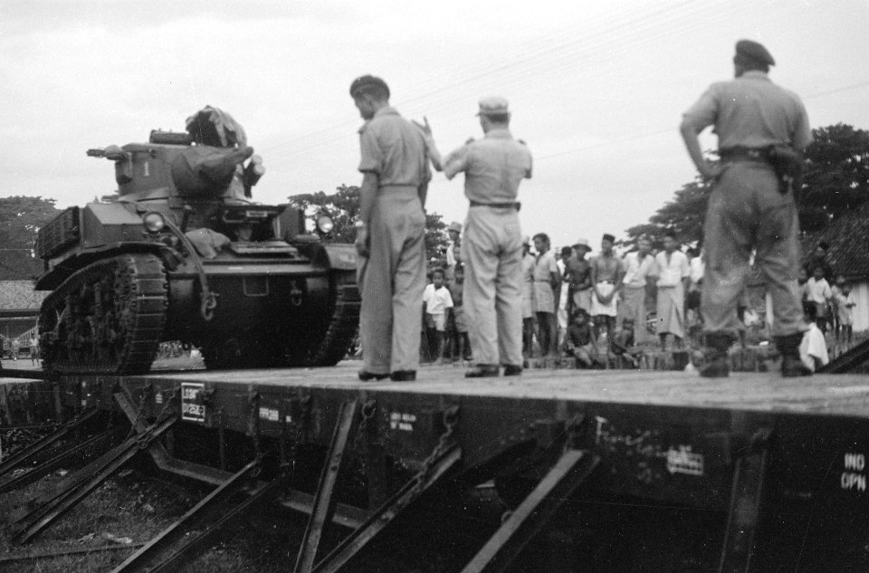 Een Stuart tank van een eskadron Vechtwagens KNIL wordt op een wagon van een tr, Bestanddeelnr 1598-2-4