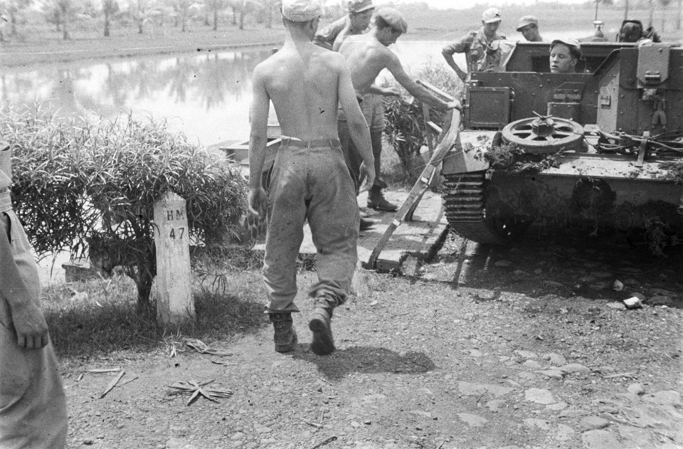 Een Universal Carrier bij een kleine brug bij een kanaal bij Cikampek, Bestanddeelnr 466-5-6