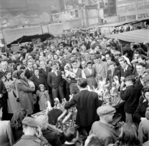 Een standwerker prijst zijn koopwaar aan, Bestanddeelnr 191-0928