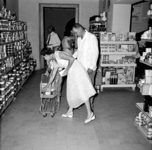 Een supermarkt in Willemstad, Bestanddeelnr 252-2901