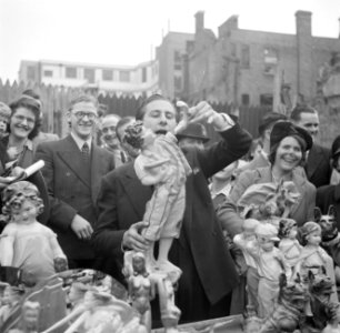 Een standwerker prijst zijn koopwaar aan, Bestanddeelnr 191-0934