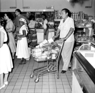 Een supermarkt in Willemstad, Bestanddeelnr 252-2906