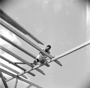 Een timmerman aan het werk bij de voorbereiding van het koninklijk bezoek in Wil, Bestanddeelnr 252-2806