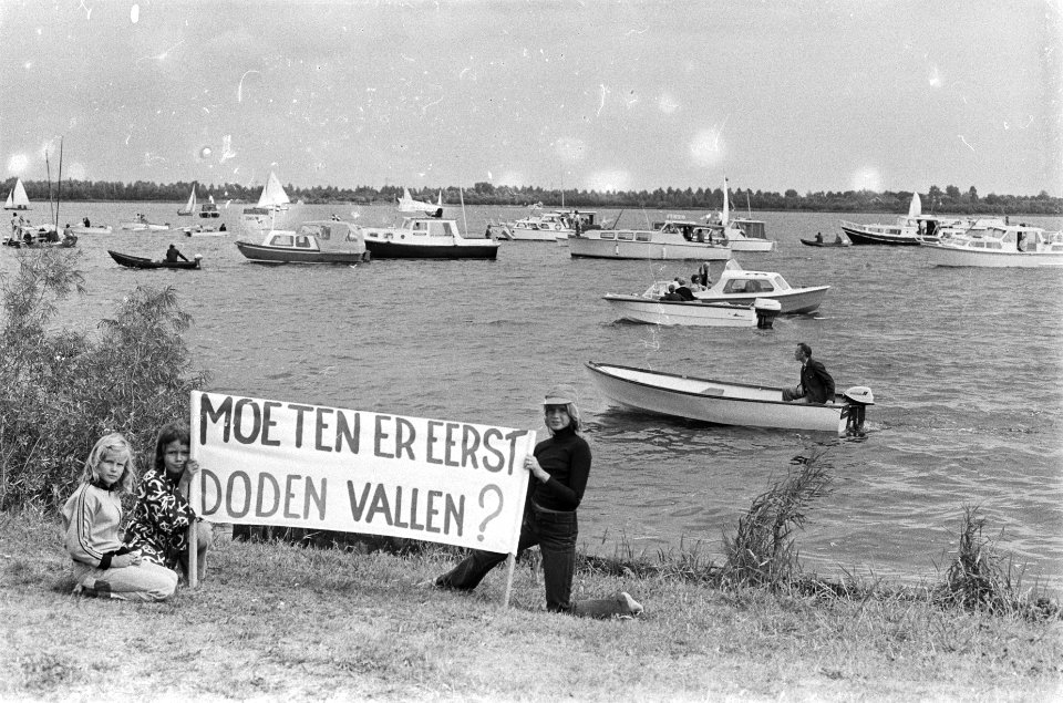 Een spandoek op de wal met een veelzeggende tekst, Bestanddeelnr 928-1165