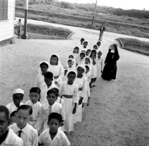 Een stoet van schoolkinderen die hun eerste communie zullen gaan doen in de Room, Bestanddeelnr 252-5483