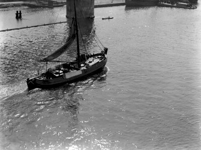 Een Urker kotter op het Noordzeekanaal, Bestanddeelnr 189-0482