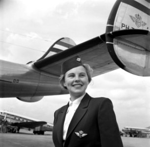 Een stewardess bij een vliegtuig, Bestanddeelnr 252-2013