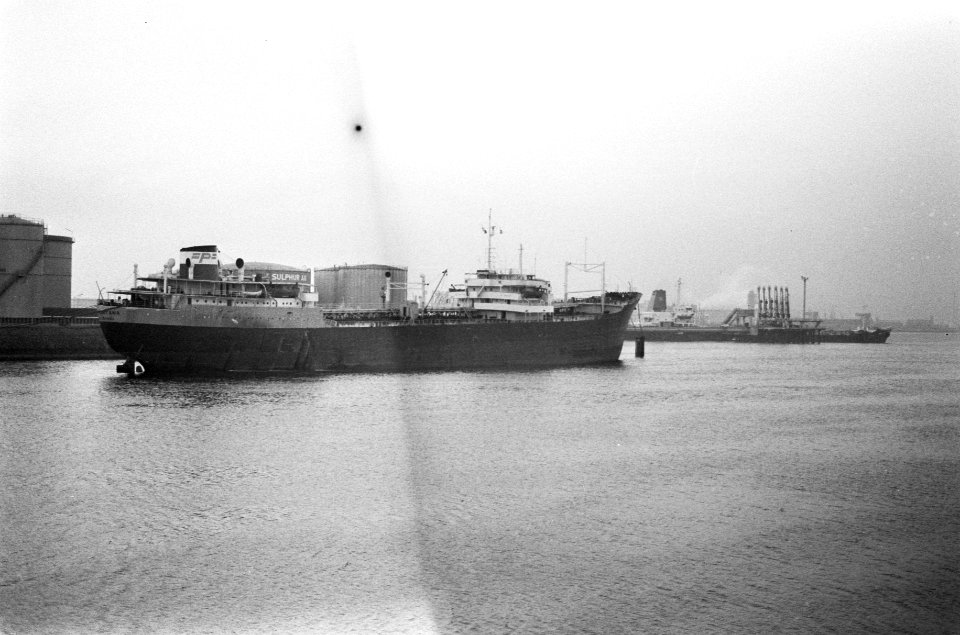 Een tanker ligt afgemeerd, Bestanddeelnr 926-9128