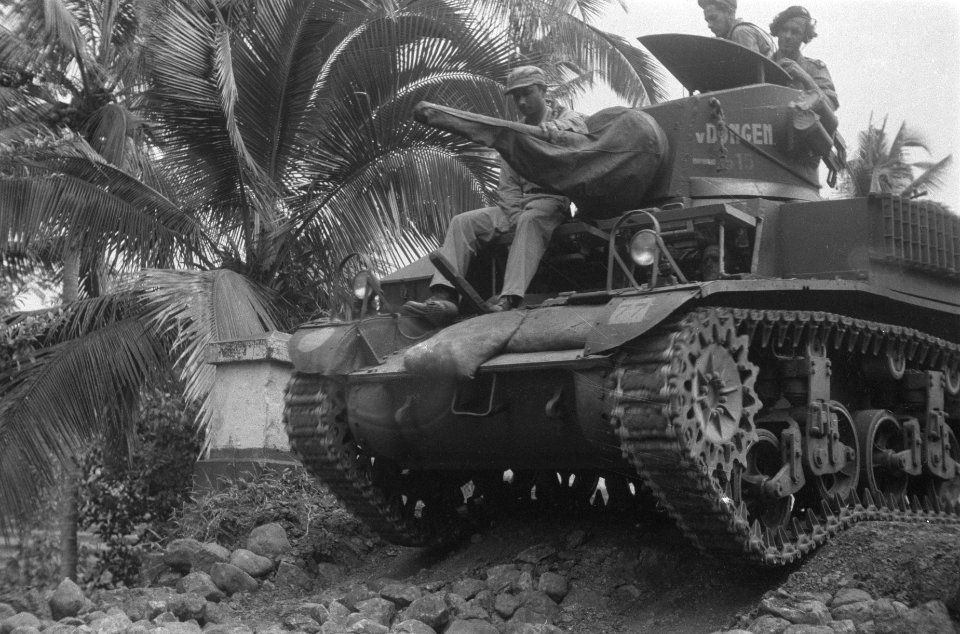 Een Stuart tank genaamd Van Dongen van een KNIL eskadron Vechtwagens, Bestanddeelnr 417-2-2