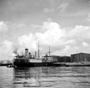 Een tanker in de haven van de olieraffinaderij van de CPIM op de Isla op Curaçao, Bestanddeelnr 252-7738