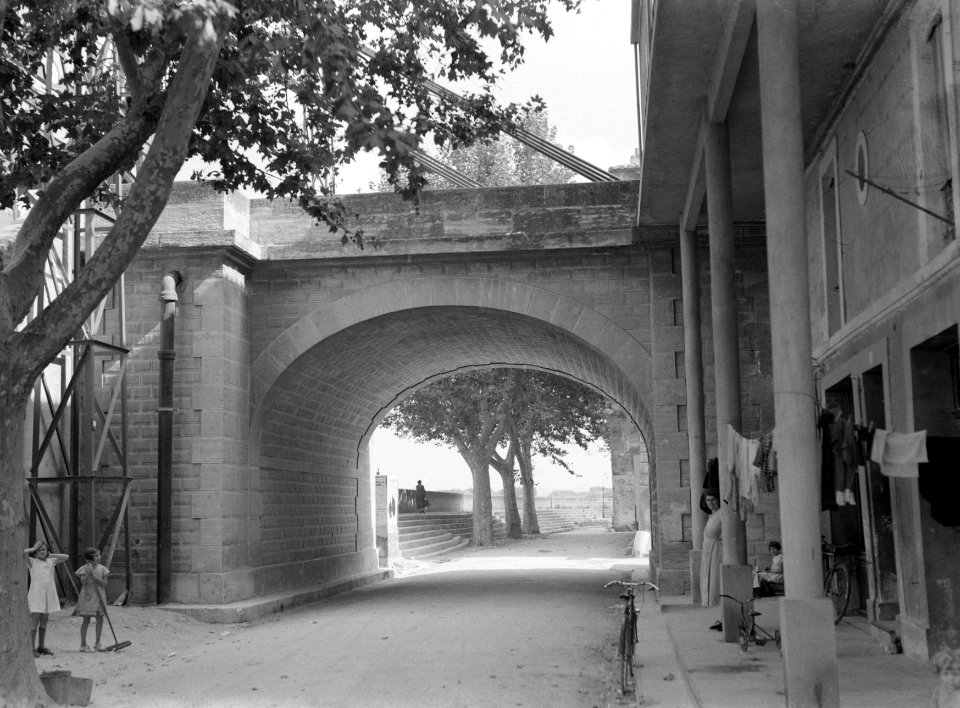 Een via- of aquaduct in de Provence (Rue du Bac), Bestanddeelnr 252-1835