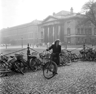 Een studente heeft haar fiets gevonden op de binnenplaats van het Trinity Colleg, Bestanddeelnr 191-0861 photo
