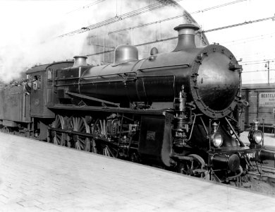 Een stoomlocomotief van JA Maffei op het Centraal Station in Amsterdam, Bestanddeelnr 252-1004