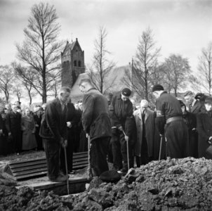 Een verzetsstrijder wordt begraven op de begraafplaats te Huizum, Bestanddeelnr 900-2665
