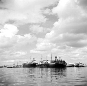 Een tanker in de haven van de olieraffinaderij van de CPIM op de Isla op Curaçao, Bestanddeelnr 252-7739