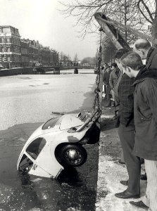 Een te water geraakte kever Links het Libellehuis gelegen aan het Nassauplein. Aangekocht van United Photos de Boer bv. - Negatiefnummer 6858 k 23 a. Identificatienummer 54-011697
