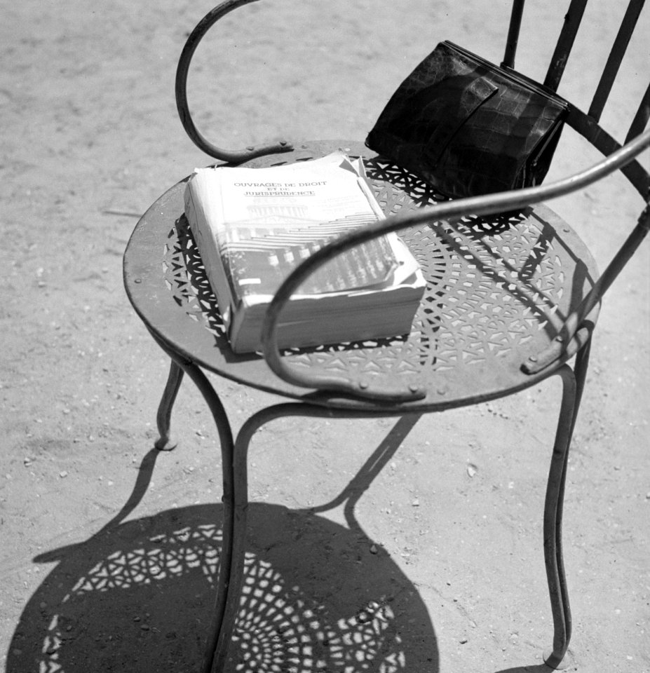 Een studieboek van de Rechtenfaculteit op een stoel in het park Jardin du Luxemb, Bestanddeelnr 254-2120