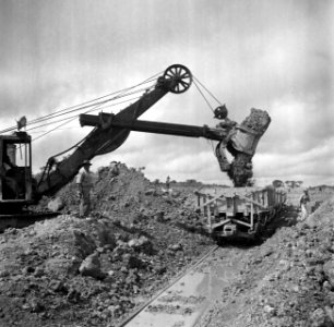 Een shovel laadt erts in een kipkar op het terrein van de Surinaamse Bauxiet Maa, Bestanddeelnr 252-6612