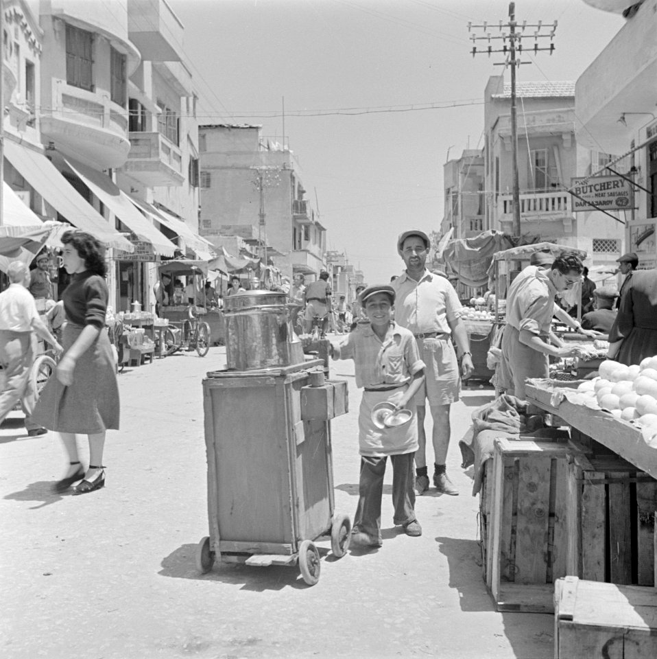 Een straat in Jaffa met winkels, straathandelaar met een karretje en winkelend p, Bestanddeelnr 255-1305