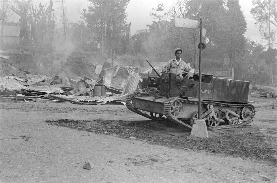 Een Universal Carrier voor d e nog nasmeulende resten van een uitgebrand gebouw , Bestanddeelnr 453-3-3
