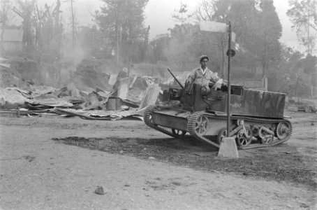 Een Universal Carrier voor d e nog nasmeulende resten van een uitgebrand gebouw , Bestanddeelnr 453-3-3