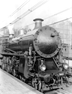 Een stoomlocomotief van Maffei onder stoom op het Centraal Station in Amsterdam, Bestanddeelnr 252-1005