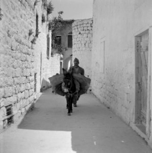 Een straatje in Safad (Safed) met een man die een beladen ezel begeleidt, Bestanddeelnr 255-4006