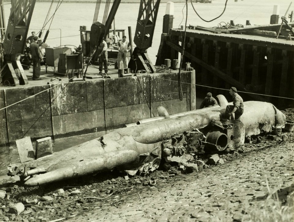 Een tweepersoons duikboot in IJmuiden aan wal gebracht
