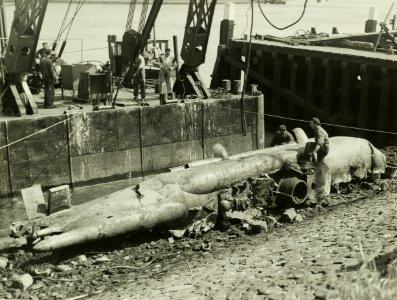 Een tweepersoons duikboot in IJmuiden aan wal gebracht