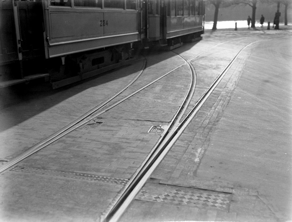 Een tram rijdt over de tramrails met op de achtergrond de Hofvijver, Bestanddeelnr 189-1162