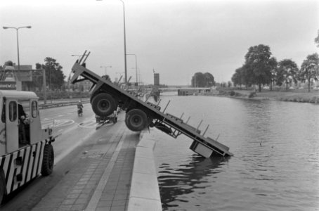 Een truck met oplegger is bij de Noordingang van de IJ-tunnel geslipt en over b…, Bestanddeelnr 923-6336
