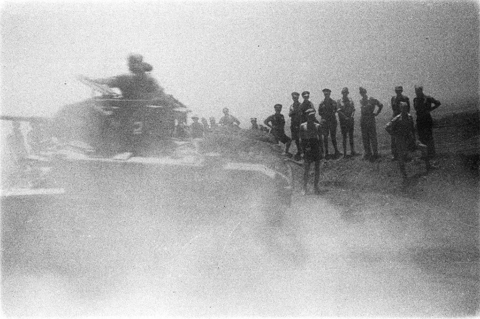 Een Stuart M2 tank passeert in een stofwok het gezelschap van generaal Doorman, Bestanddeelnr 63-3-6