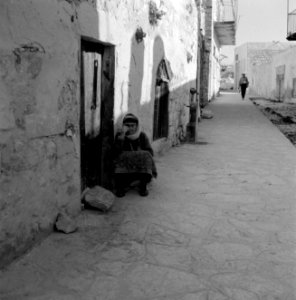 Een straatje in Safad (Safed) met huizen met ijzeren balkons Een oudere vrouw z, Bestanddeelnr 255-4005