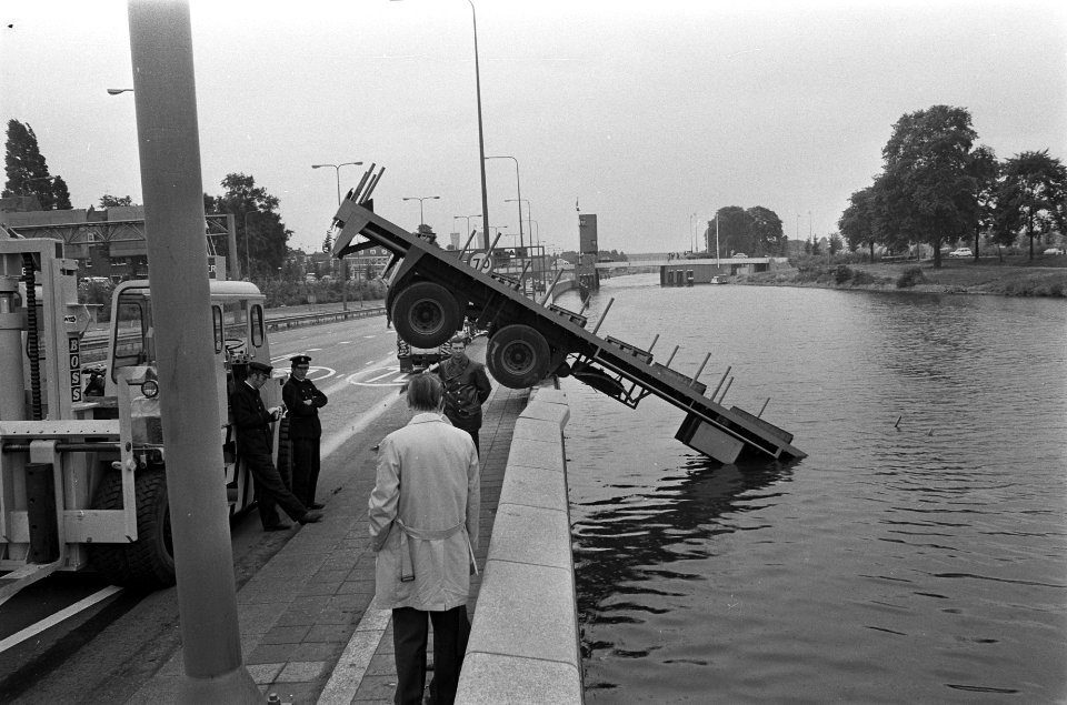 Een truck met oplegger is bij de Noordingang van de IJ-tunnel geslipt en over b…, Bestanddeelnr 923-6335