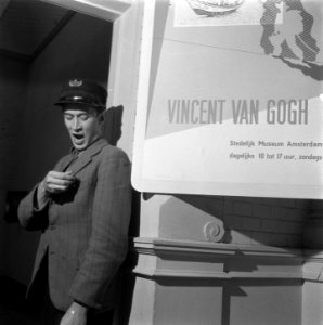 Een suppoost gaapt, Bestanddeelnr 900-8945
