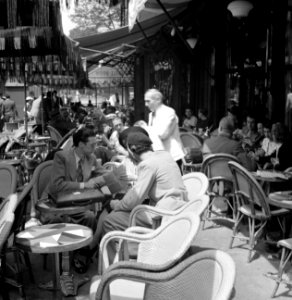 Een terras in Parijs, met studenten en een ober, Bestanddeelnr 254-2113