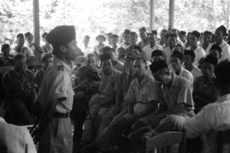 Een TNI majoor spreekt de bevolking bij Poerwakarta toe, Bestanddeelnr 3239
