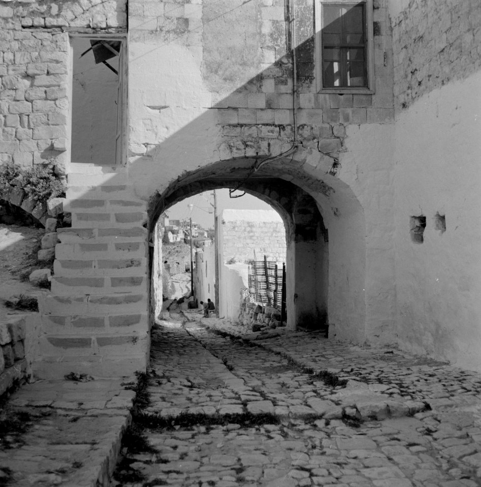 Een straatje in Safad (Safed) met een overbouwde poort en een gemetselde trap, Bestanddeelnr 255-4003 photo