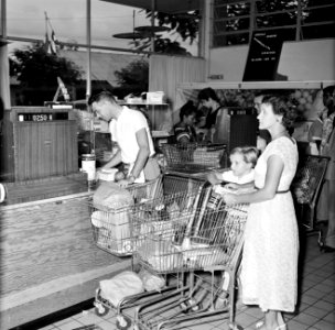 Een supermarkt in Willemstad, Bestanddeelnr 252-2907