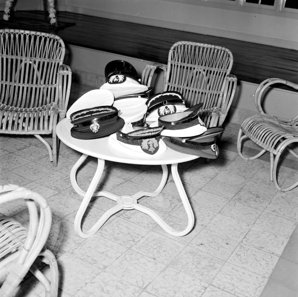 Een tafel met petten tijdens de koninklijke ontvangst in Club Caribe in Oranjest, Bestanddeelnr 252-3994